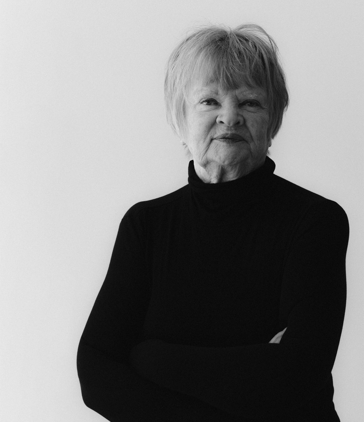 Black-and-white picture of ceramic artist Anu Pentik wearing a black turtleneck shirt.