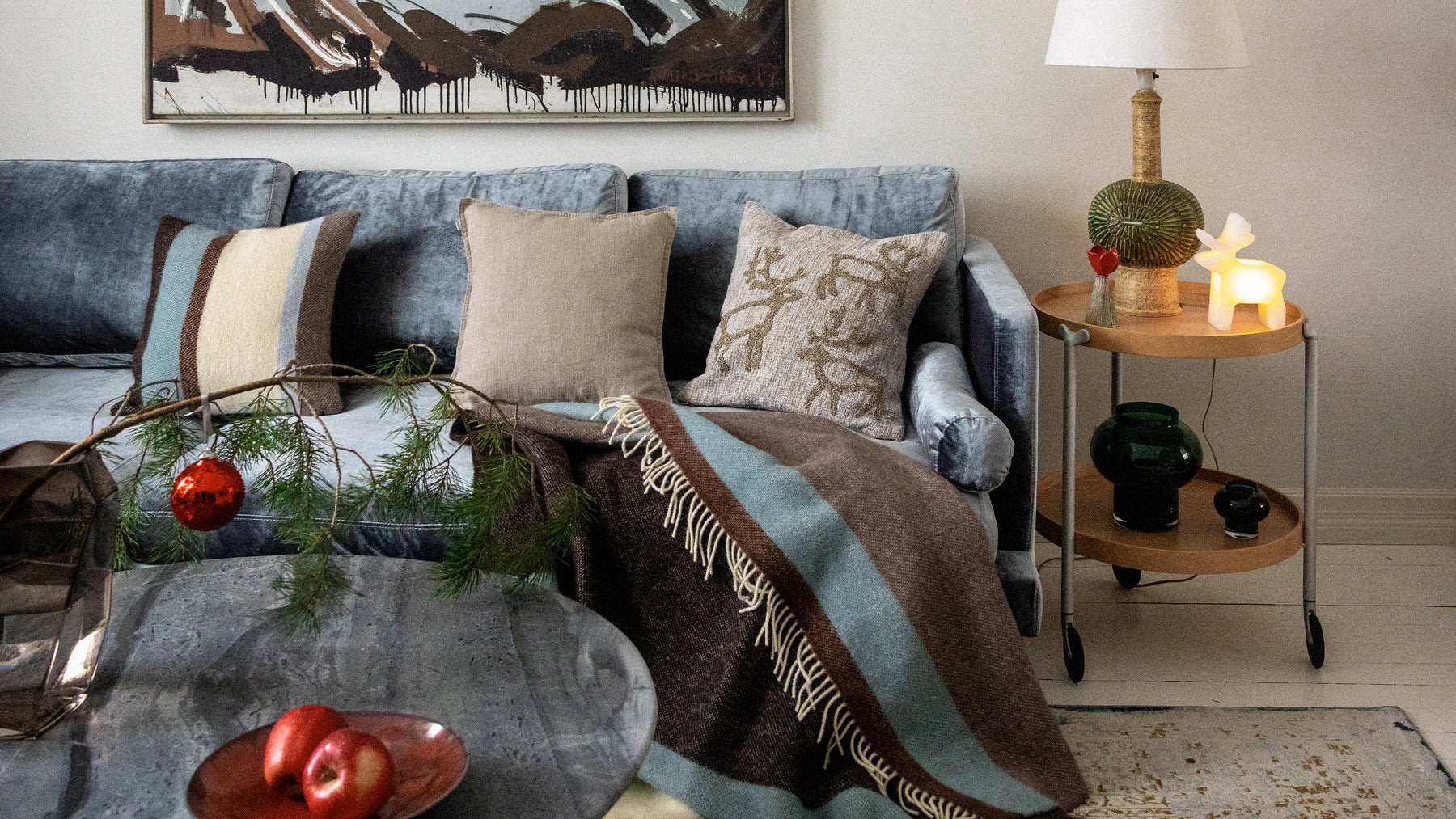 Cushions on a sofa. Redirects to decoration product collection.