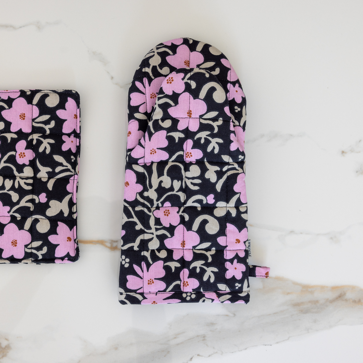 Ruusumalva Oven Mitt